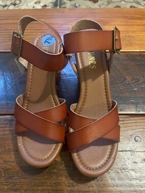 Unes Women's Tan Cross-Strap Buckle Sandals